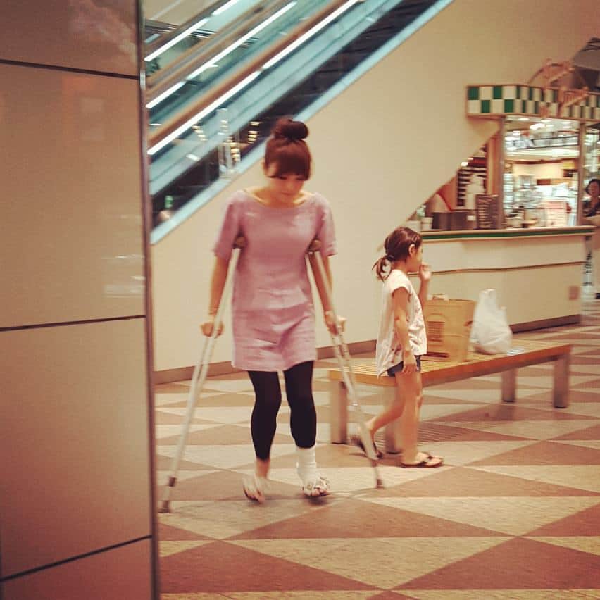 黒崎えり子さんのインスタグラム写真 黒崎えり子instagram Mriの結果 骨折してました 笑 人生初の松葉杖 骨折 手が疲れる Mri 10月2日 17時38分 Erikonail