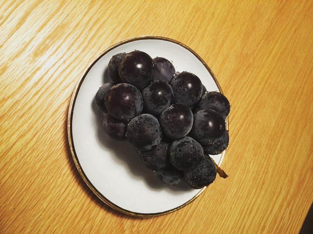 笛木優子のインスタグラム：「巨峰がおいすぃー！🍇 先日映画 バケモノの子を観ました（≧∇≦）とっても良かったです💛  みなさん良い週末を。。。💕」