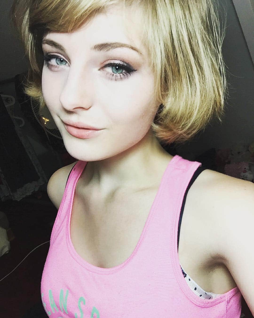 Ella Freyaのインスタグラム：「Weekend celebrating <3 going out soon. What're you doing ~ #weekend #netherlands #selfie」