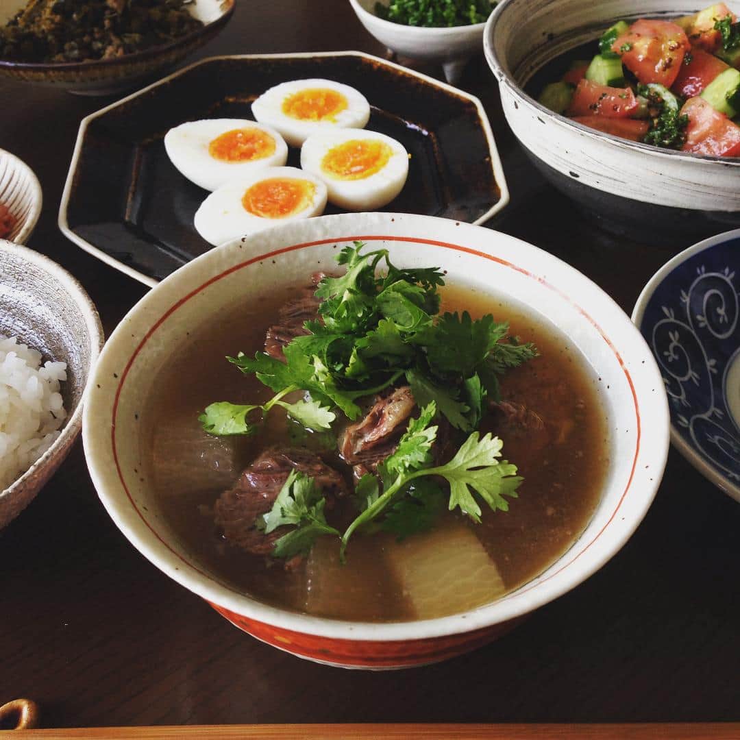 志摩有子さんのインスタグラム写真 - (志摩有子Instagram)「大根と合わせてスープ煮に。爽やかなお天気なので、ハワイのオックステールスープ風にパクチーを添えてごはんと食す。キムチも必須。 #sunday #lunch #牛すね #スープ煮 #パクチーマニア」10月4日 13時20分 - ariko418