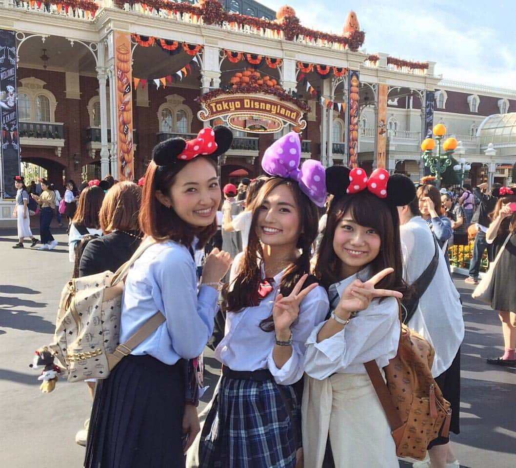 西口真央のインスタグラム：「昨日の余韻に浸りながらも朝起きれた🙆💤！楽しみな夜が待ってるので学校がんばります😝 #disney #disneyland #Halloween  #happy #Sunday #smile :) #ディズニー #ディズニーランド #ディズニーハロウィン #ハロウィン」