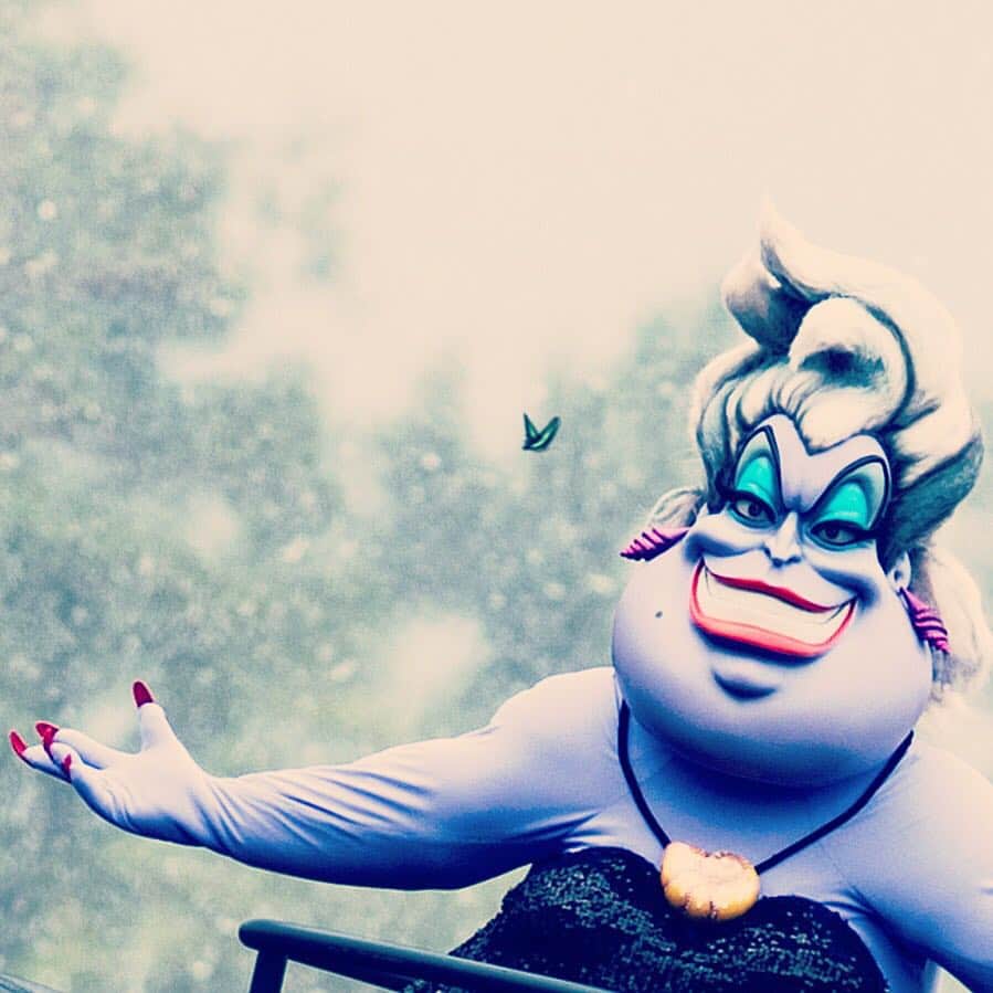 のインスタグラム：「Unexpected special guest. スペシャルゲストが参加。  #Ursula #disneyvillains #thevillainsworld #disneyhalloween #tokyodisneysea #tokyodisneyresort #butterfly #アースラ #ディズニーヴィランズ #ザヴィランズワールド #ディズニーハロウィーン #東京ディズニーシー #東京ディズニーリゾート #蝶」