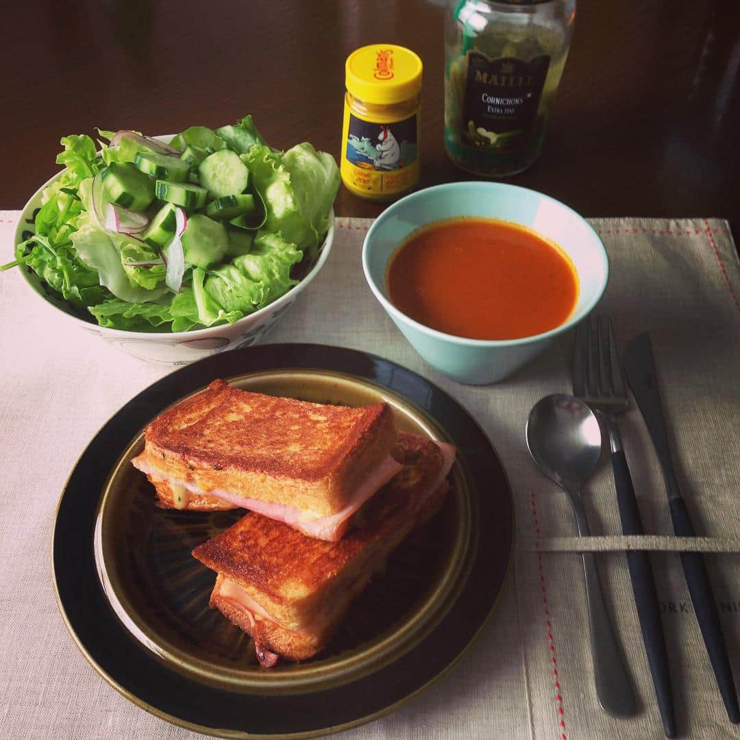 志摩有子さんのインスタグラム写真 - (志摩有子Instagram)「横浜ロケの際に立ち寄って買ってきたブラフベーカリーの食パンで久しぶりにハム＆チーズの鍋底ホットサンド。正確には鍋底ではなく、MAYER社のグリルパン付属のグリルプレス板を使用したのだが。いや、これ本当に便利。 ブラフベーカリーのブラフ食パン、サクッと軽い食感でうまーい。 #lunch #ホットサンド #バターたっぷり #ブラフベーカリー #コールマンのマスタードはムーミン仕様」10月5日 13時28分 - ariko418