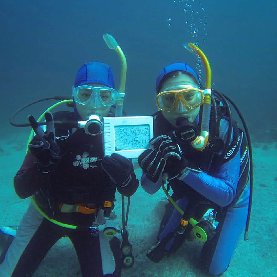 比嘉バービィさんのインスタグラム写真 - (比嘉バービィInstagram)「I received my scuba diving certificate!  #PADI #OpenWaterDiver #ライセンス #取得 ✌︎ #scuba #diving #スキューバーダイビング #Cカード  #海の中 #楽しい #お魚いっぱい #今日は筋肉痛」10月5日 13時41分 - barby724