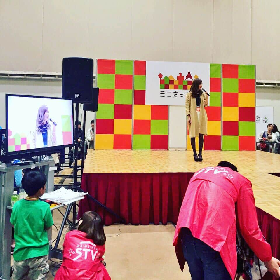 喜多よしかさんのインスタグラム写真 - (喜多よしかInstagram)「#子供#イベント#MC#ミニさっぽろ #アクセスサッポロ 子供の職業体験イベント、ミニさっぽろでファッションショーの体験をしてもらいました〜！ 子供たち一生懸命でかわいかった😍 ドーレっていうミニさっぽろ内で使えるお金をいろんなところで稼いでそれで食べ物とか買うんだよ〜😊 ショーは一回出ると400ドーレ。ちゃんと税金引かれて360ドーレを渡します。笑 銀行員も子供がやるんだよ😂💕 あーかわいかった！💕 みんなの子供が小学校3.4年生になったらぜひ来て欲しいイベント✨」10月5日 17時03分 - yoshika_1002_official