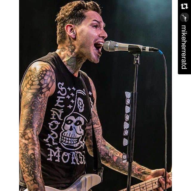 Audio-Technica USAさんのインスタグラム写真 - (Audio-Technica USAInstagram)「[COOL] @mikeherreratd of #MxPx gave a shout out to his favorite A-T mic, the AE6100LE! #regram #microphones」10月6日 0時57分 - audiotechnicausa