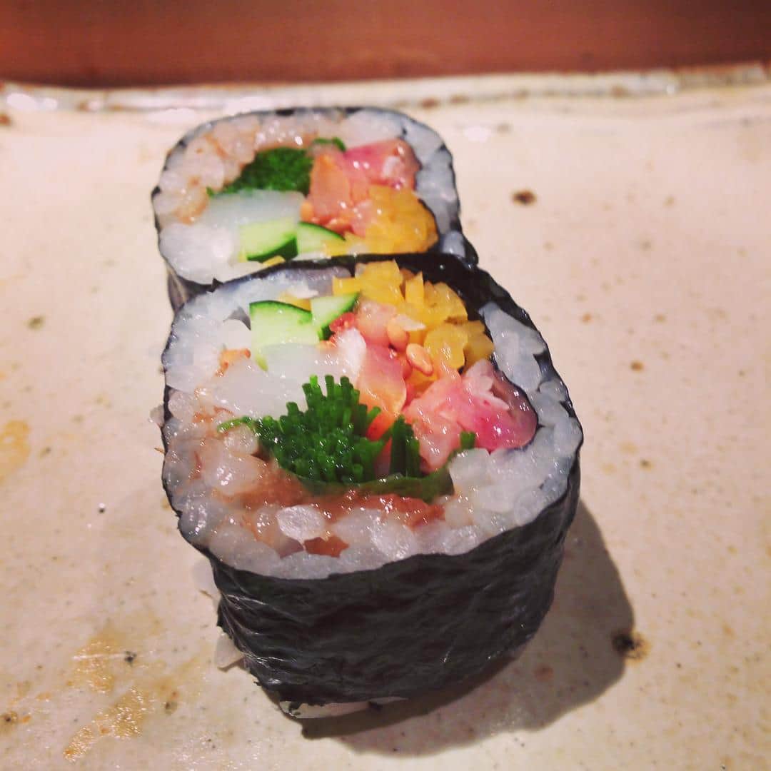 志摩有子さんのインスタグラム写真 - (志摩有子Instagram)「昼夜お寿司でも問題なし。 落語部活動後にいつもの松栄でサクッと🍣 梅風味の海鮮巻きが出色。 #落語部 #寿司 #鮨 #腹ぱん #束の間の幸せ」10月6日 23時21分 - ariko418