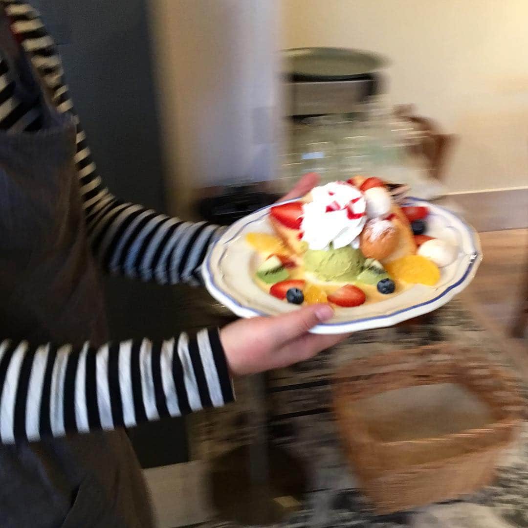 小堀紀代美さんのインスタグラム写真 - (小堀紀代美Instagram)「Kobo cafeでは、イートインならではのデザートをご用意していますよー。シフォンケーキに自家製アイスクリーム、口あたりの良いクリームにフルーツたっぷり！」10月6日 17時10分 - likelikekitchen
