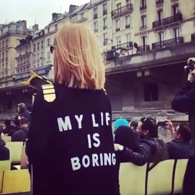 こしじまとしこのインスタグラム：「セーヌ川クルーズでヴィダルサスーン的な。 中田くんが撮りました。」
