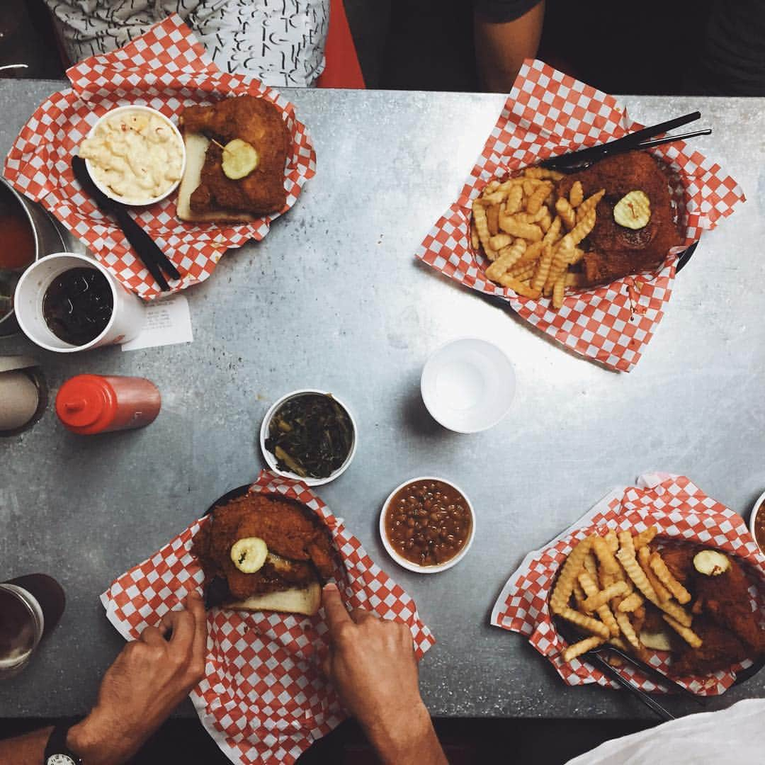 Superhumanoidsさんのインスタグラム写真 - (SuperhumanoidsInstagram)「nashville tonight at #TheHighWatt (@mercylounge) but first hot chicken at @hattiebs because you can't get this in LA 🔥🐔」10月7日 7時04分 - superhumanoids