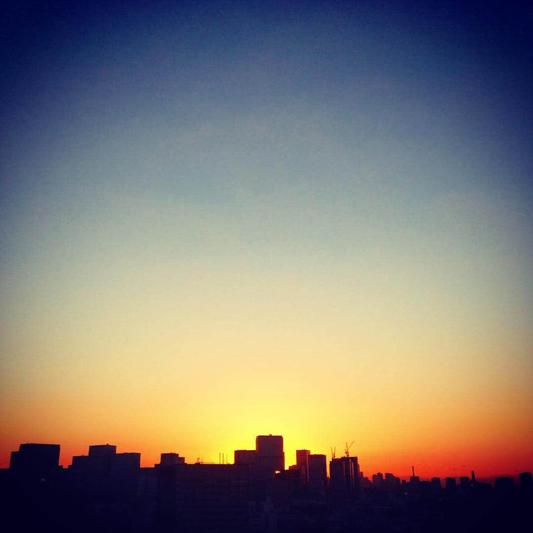 猫沢エミさんのインスタグラム写真 - (猫沢エミInstagram)「揺れながら、グレながら、ブレながら、ズレながら…今日も夕暮れがきれい。（快晴は美しいが、雲がないとつまんないのな。人生と一緒かもね。） #東京下町時間」10月7日 17時12分 - necozawaemi