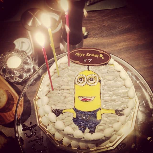田波涼子さんのインスタグラム写真 - (田波涼子Instagram)「子供達の要望で私がケーキを頼みました。でも喜ぶ姿とお祝いの言葉に涙が出ちゃう ろうそく少ないしね😁」10月8日 21時20分 - ryokotanami