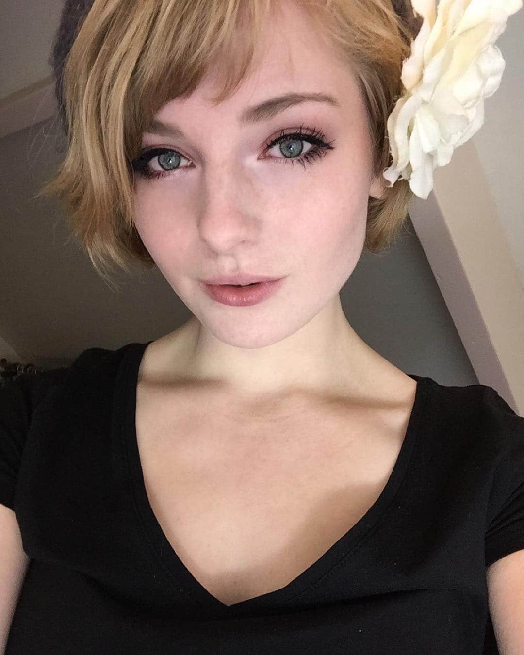 Ella Freyaのインスタグラム：「Getting a haircut really soon :) #hair #holiday  #make」
