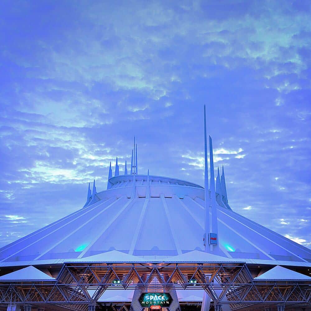 のインスタグラム：「Are you ready to launch?  さあ、宇宙旅行へ出発！  #spacemountain #tokyodisneyland #tokyodisneyresort #スペースマウンテン #宇宙旅行 #東京ディズニーランド #東京ディズニーリゾート」