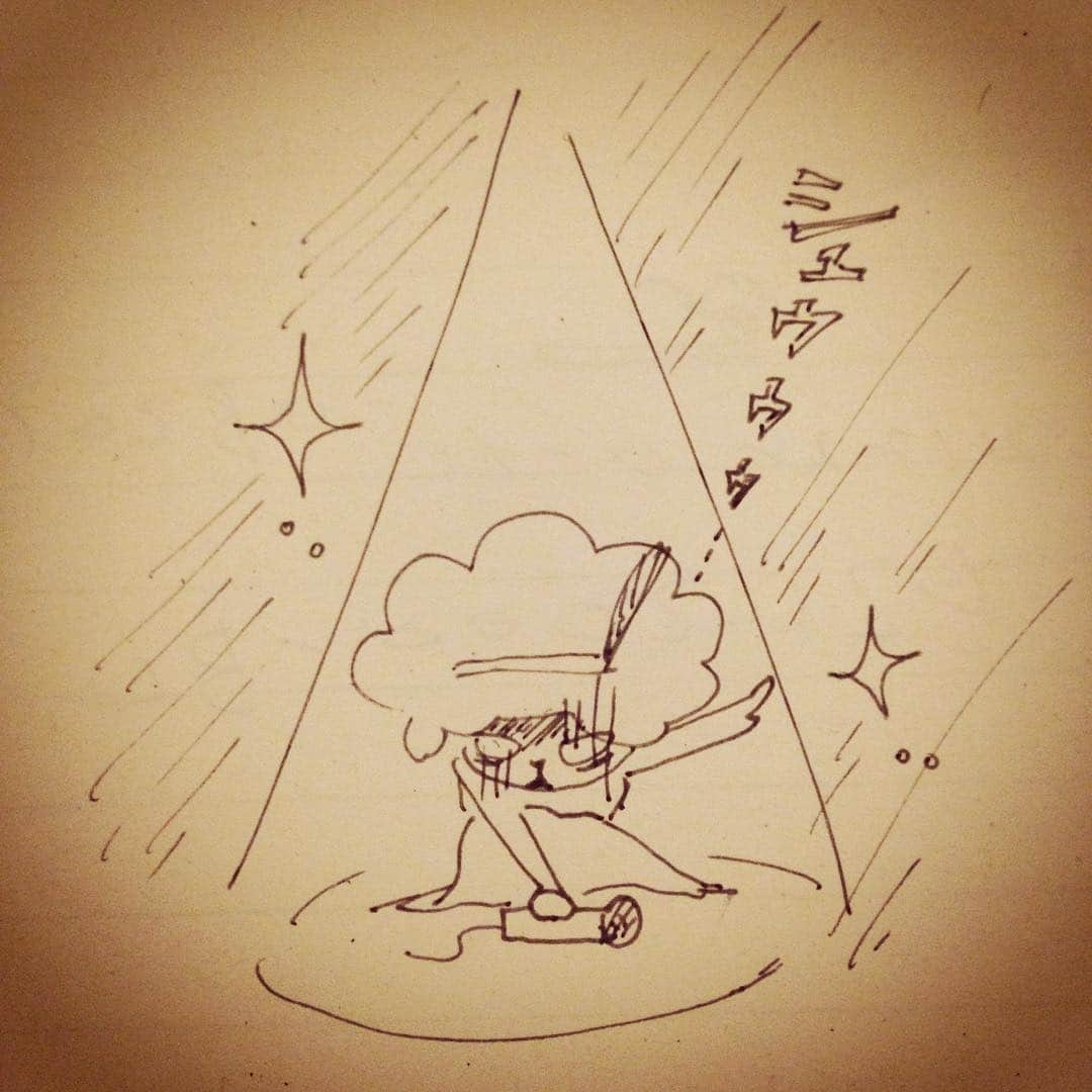 猫沢エミさんのインスタグラム写真 - (猫沢エミInstagram)「Thank you for your kindness... 洞窟のかわ〜りに〜♪ （あっさりとマイクを置いて…寝ます！） #猫沢ちゃん」10月9日 1時12分 - necozawaemi