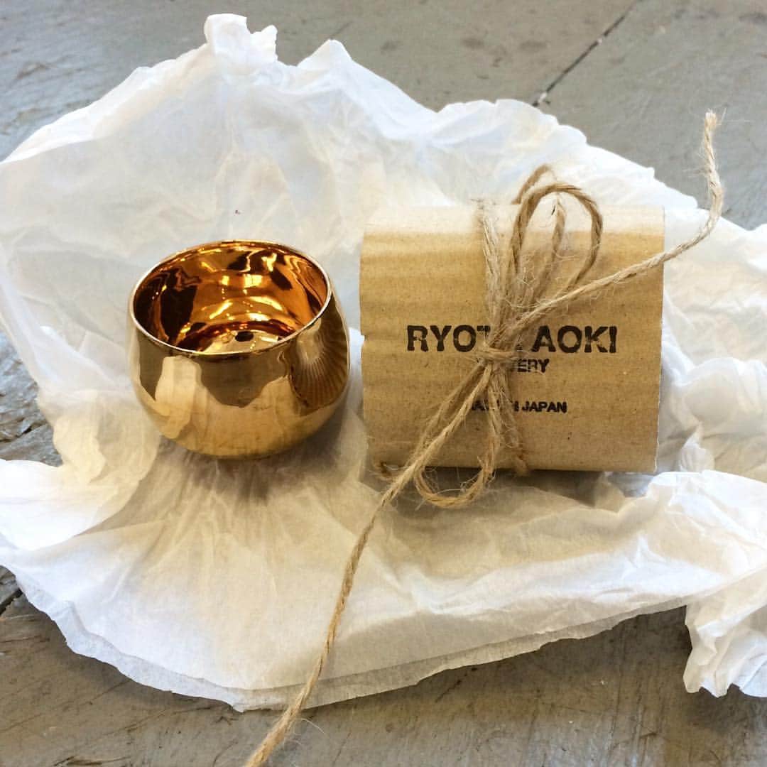 松山智一のインスタグラム：「Thanks for the surprise @ryotaaokipotter  青木良太からのサプライズ。 Azs。 #gift from #contemporaryPotter #ryotaaoki」