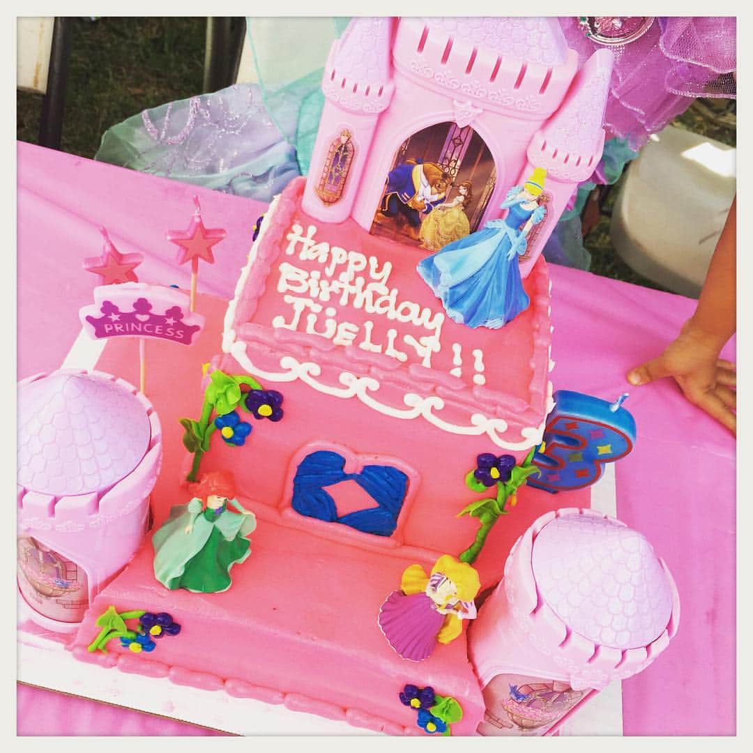 EMILY/BLUEさんのインスタグラム写真 - (EMILY/BLUEInstagram)「💓Castle Cake💓 娘が「じゅじゅのぱーてぃーはきゃそーのけーき！！」と言って、ちゃんと自分で決めました💓👧🏽💓 #hawaii #kids #disney #princess #birthdaycake #happybirthday #3yearsold #castle #love #ハワイ」10月11日 14時52分 - emilybluejewelry0220