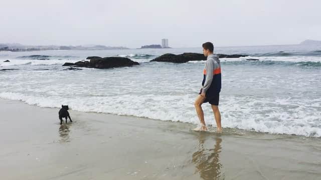 アンドレウ・フォンタスのインスタグラム：「Domingo: recuperación + paseo!! 🐶❤️🌊」