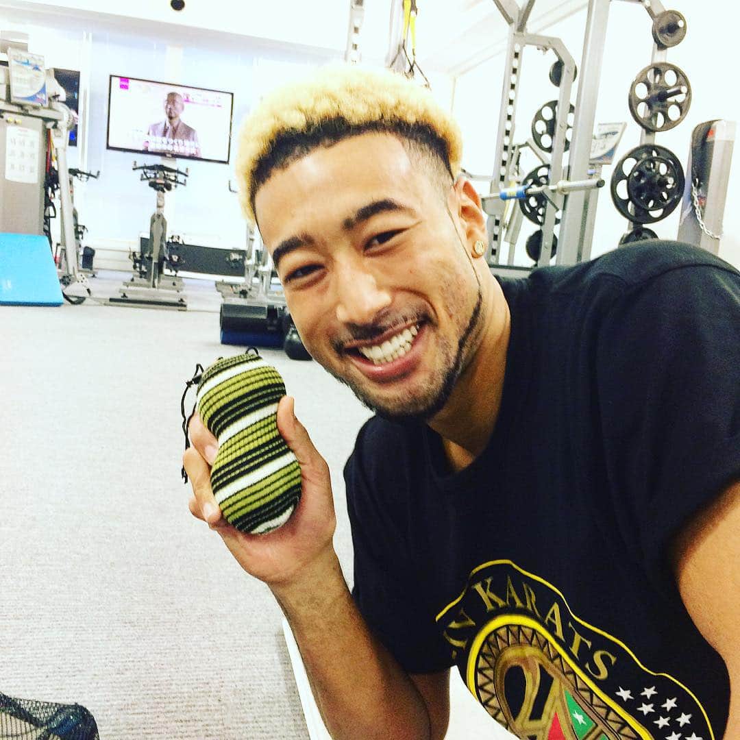 松本利夫さんのインスタグラム写真 - (松本利夫Instagram)「本日のメンディー☆  ジムで体をほぐしてたメンディー 1枚撮らせてと言うと 笑顔で応えてくれました(^^) 普段はEXILE、GENERATIONSで カッコいいパフォーマンスをしていますが バラエティーにも引っ張りだこ！ 大人から子供までの心をつかむ メンディーの柔軟性、対応能力を この瞬間に感じました。  沢山の人に愛される理由ですね！  そして 何事にも一生懸命な人は 見ていて気持ちがいいです^ ^  #松組 @matsugumi_ldh  #EXILE #GENERATIONS #MANDY #メンディー #うメンディー #ごメンディー #愛されキャラの #ザテレビジョンばりのポージング #レモンではないが #何持ってるの？ #でもなごむ #うん。 #なごメンディー #... #... #...」10月12日 13時16分 - exile_matsu