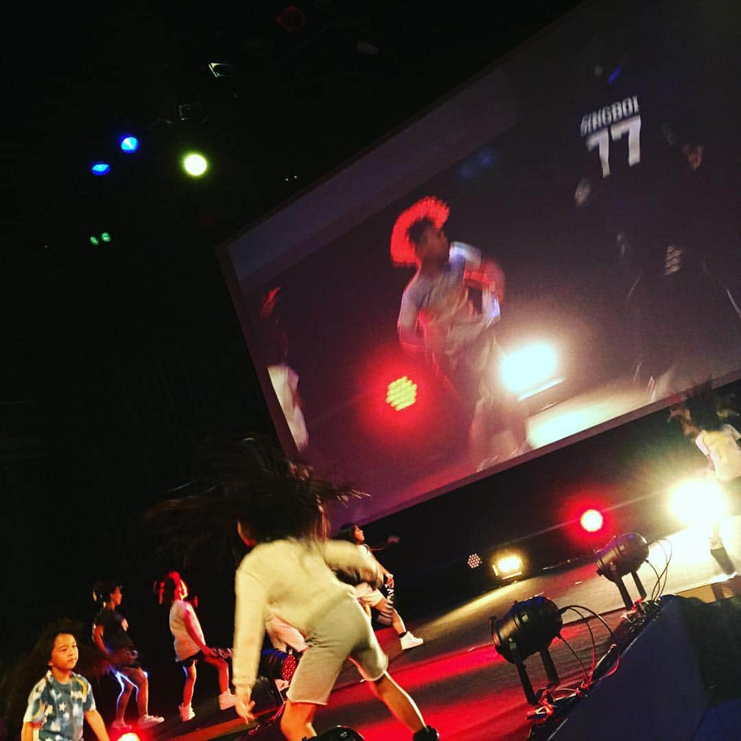 singboi/シングボイのインスタグラム：「キッズショー、ステージでのリハ風景。みんな気合いバッチリです★ #SINGBOI #nananaparena」