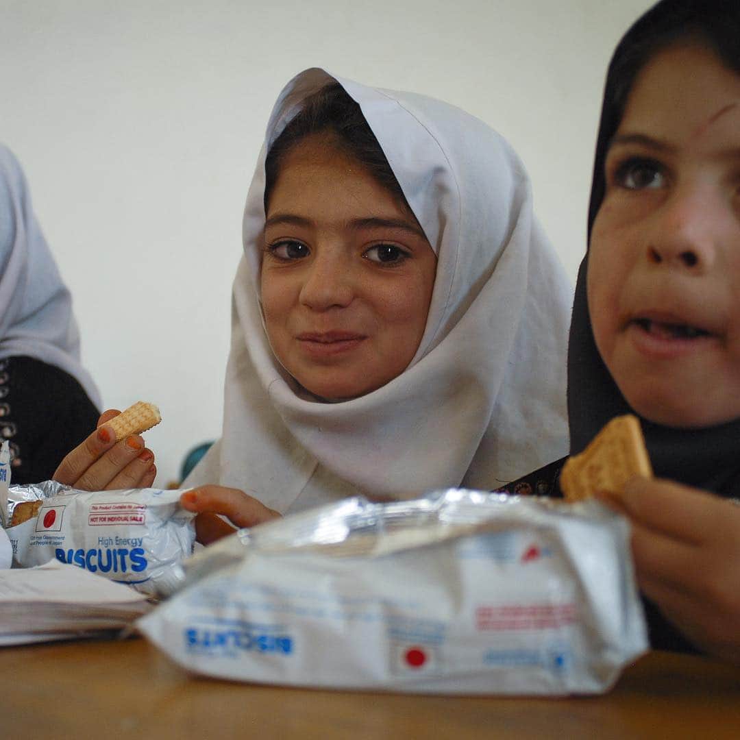 国連WFP 世界食料デーキャンペーン2015さんのインスタグラム写真 - (国連WFP 世界食料デーキャンペーン2015Instagram)「日本の皆様からのご支援で届いたビスケットを食べてお腹を満たします。 ©WFP/Teresa Ha  #wfp #redcup #1万人給食 #gift #アフガニスタン #afghanistan #schoolmeals #給食 #children #lunch #ランチ #給食のある風景 #世界食料デー #worldfoodprogramme #zerohunger」10月13日 17時20分 - jawfp_official
