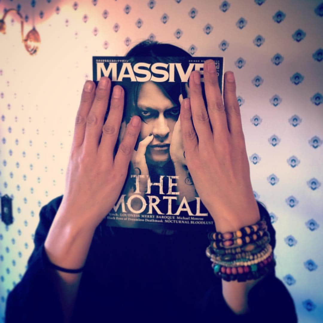 THEMORTALのインスタグラム：「本日はMASSIVEの発売日、そして 早い方はもうmini album「Spirit」を手に入れてますかね？ 是非堪能して下さい！！ 写真は三代さんが、櫻井さんに変身^o^」