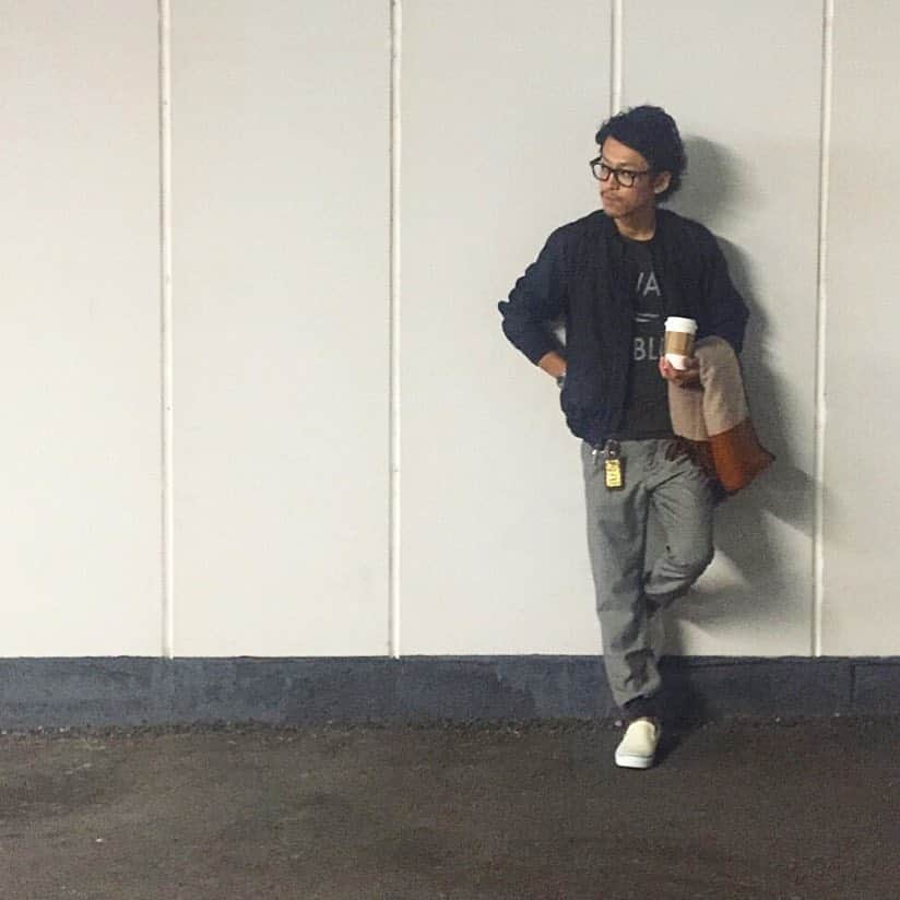 のインスタグラム：「GM‼︎ ・ Todays Coordinate ・ #ma1  #エディフィス #Tシャツ  #サルベージパプリック #リブパンツ  #ラーレ #スニーカー  #バンズ #大判ストール  #ユニクロ ・ ダークカラーばかりなので 足元は白で軽めに😎 ・ ポンチョにも首巻きにも使える ユニクロの大判ストール。 肌触りも良くてオススメです🙋 ひざ掛けにももってこいなので 1枚あると重宝します✨✨✨ ・ コーヒーとストールに あっためてもらいます🙋✨ ・ ・ #今日のコーデ#コーデ#ootd#edifice#salvagepublic#rare#vans#uniqlo#rayban#ストール#ブルゾン#スリッポン#gentilssnap」