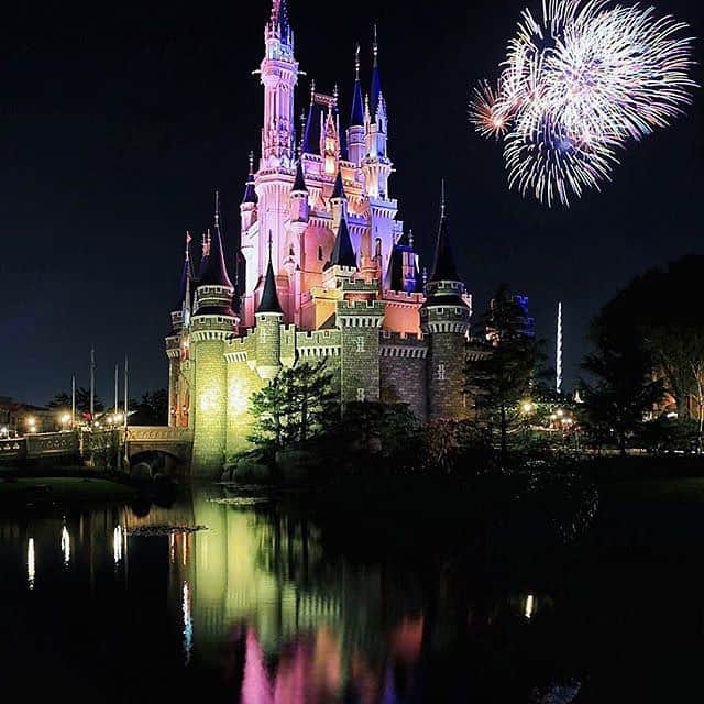 のインスタグラム：「All of today's happy moments are expressed here. 心をうばわれる美しさ　(Photo: @shitagami)  これからもゲストのみなさんの写真をご紹介します。#tokyodisneyresort　などをつけて投稿してくださいね。詳しくは公式ブログでご案内しています。 http://www.tokyodisneyresort.jp/blog/151005/  #happinessonhigh  #tokyodisneyland #tokyodisneyresort #fireworks #夜景 #シンデレラ城 #東京ディズニーランド #東京ディズニーリゾート #花火」