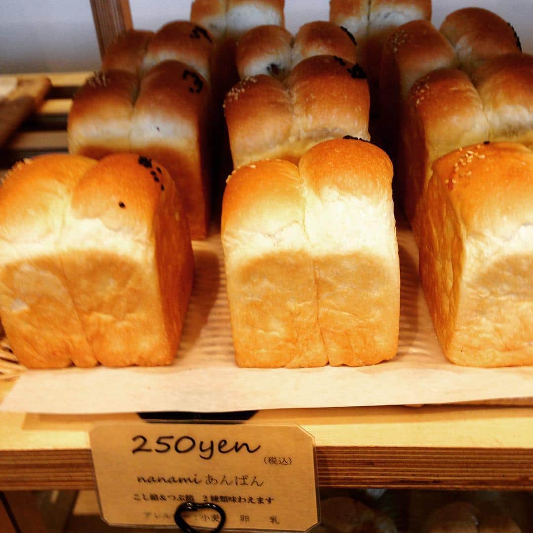志摩有子さんのインスタグラム写真 - (志摩有子Instagram)「二本目の前に、住宅街にぽつんと佇む食パン専門店、七七三ベーカリーでパン補充。あんぱんも小さな食パン型で可愛い🍞 #パン #角食 #食パン専門店 #パン充」11月12日 15時15分 - ariko418