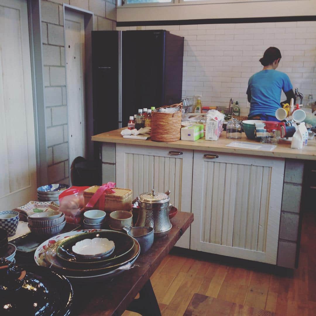 志摩有子さんのインスタグラム写真 - (志摩有子Instagram)「素敵な器と美味しい料理。 ハーズ1月号から、松本孝美さんのこだわりの暮らしの連載始まります。第一回目撮影スタート。今日もうっとり、素敵すぎ✨✨ #hersmagazine #shooting #松本孝美 #孝美暮らし #連載」11月12日 16時23分 - ariko418