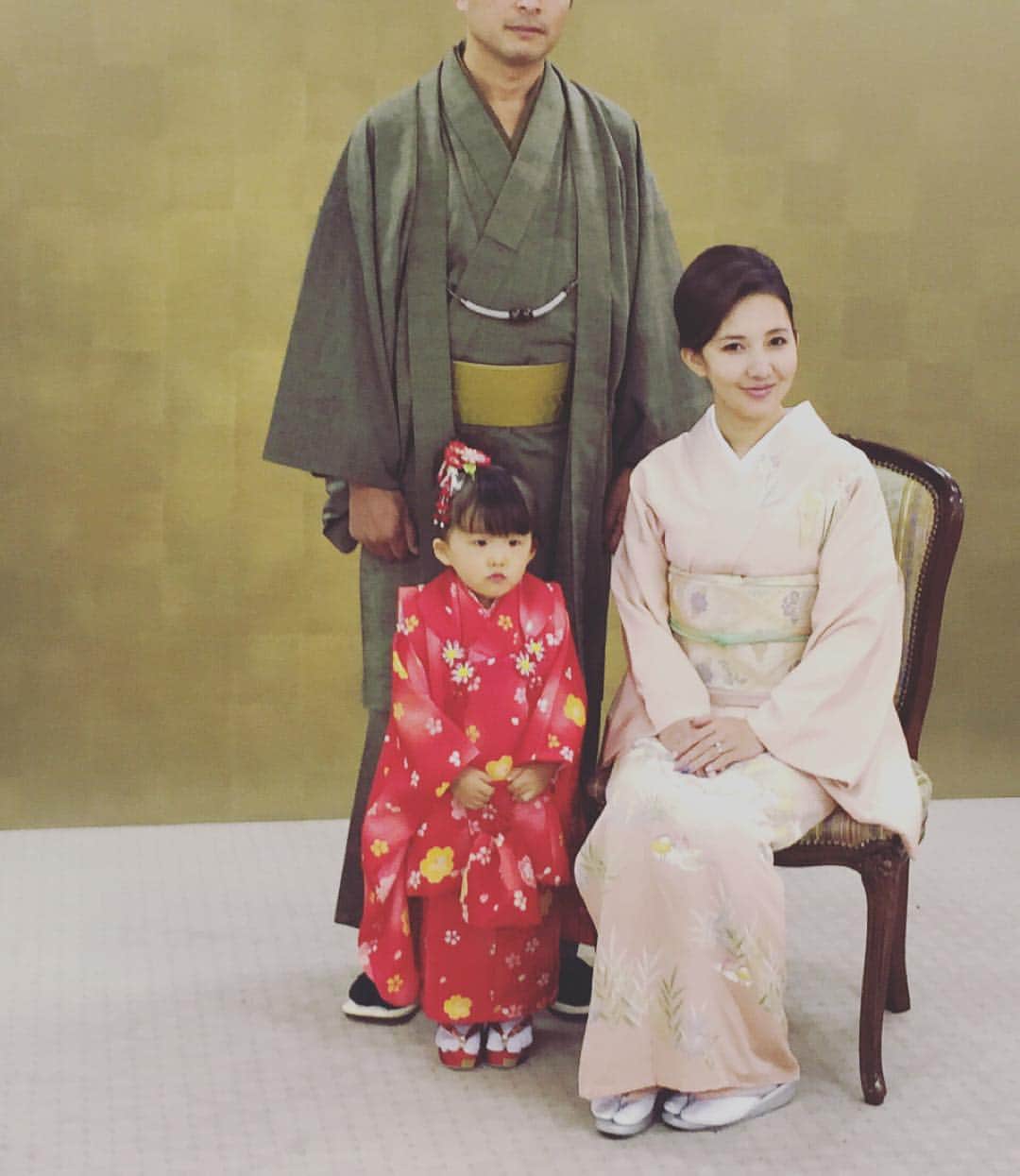 渡辺由香さんのインスタグラム写真 - (渡辺由香Instagram)「#japanese #japan #kimono #hanabo #family #instagood  #3才 #七五三 #家族写真 #明治神宮  昨日は雨だったけど、予定してた七五三へ🌸  家族みんなでお着物着たよ♡  ハナボさん今まで見たことないぐらいのお利口さんでした💯」11月9日 9時14分 - yukawatanabe_hanabo