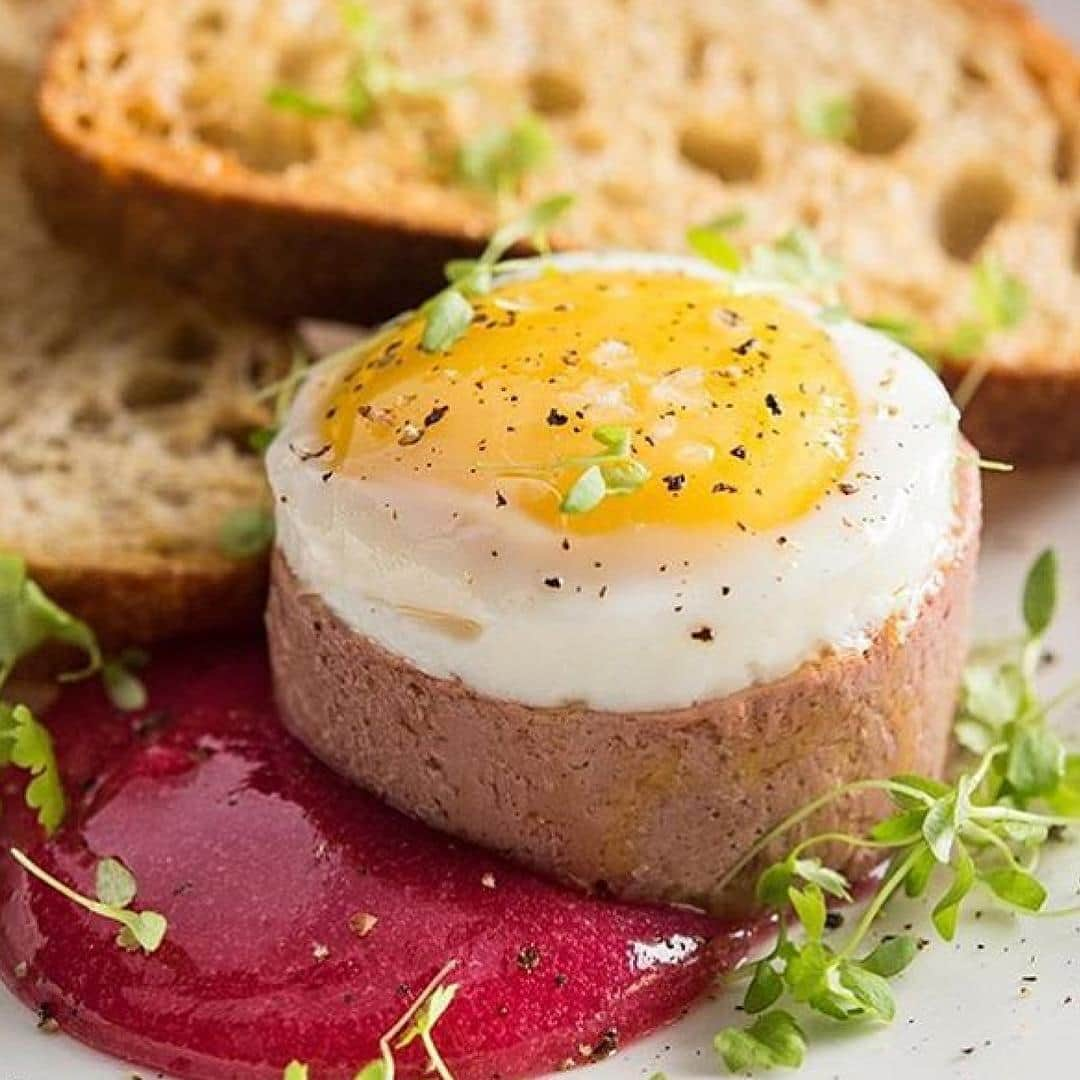 Tabelog ? 食べログさんのインスタグラム写真 - (Tabelog ? 食べログInstagram)「@pearlandashnyc 's chicken liver & #foiegras torch on, sunny side egg & Concord grape 😆😆😆 ( 📷 credit: @baltzco @evansungnyc ) #tabelog #ny #nyc」11月10日 13時19分 - tabelogus