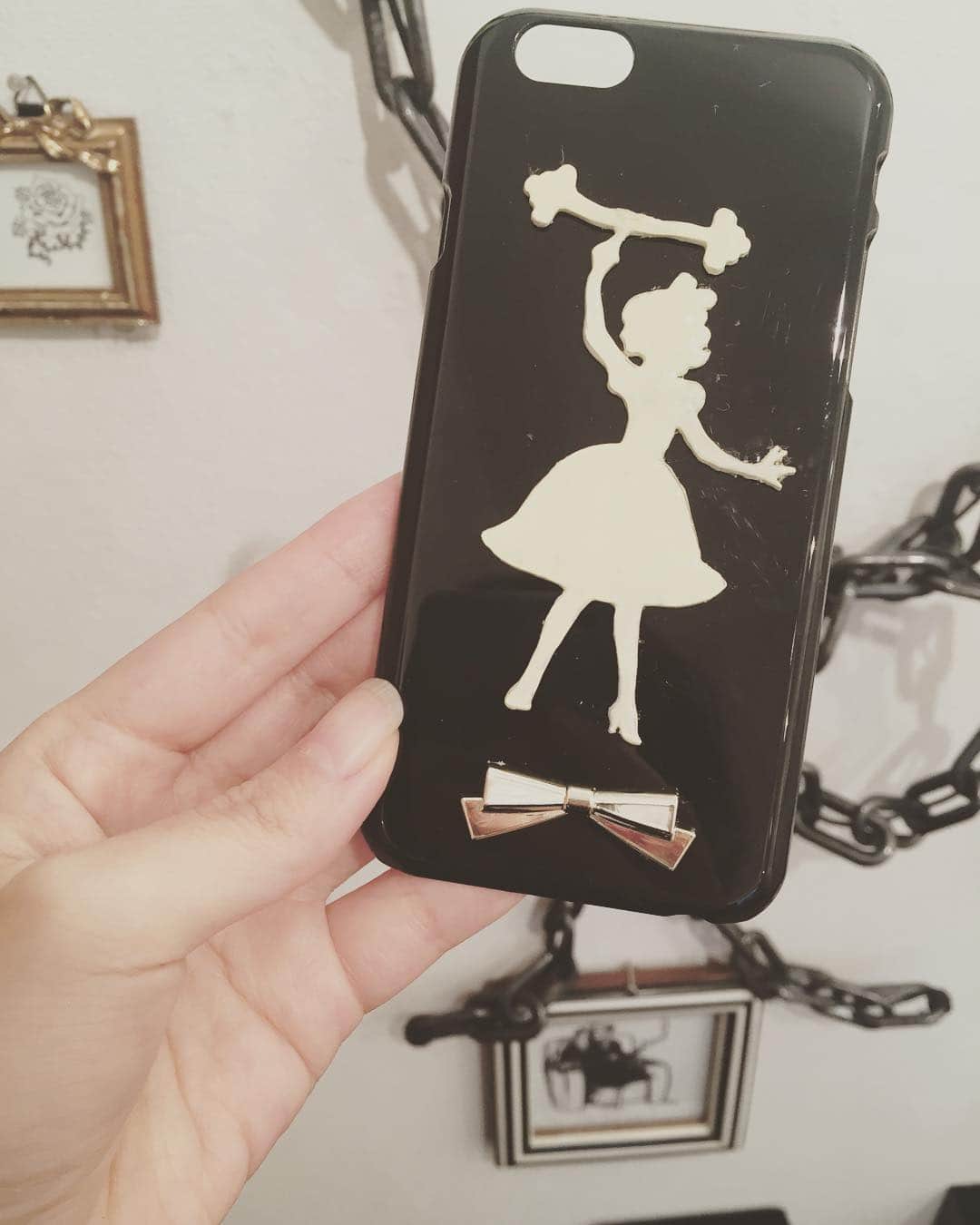 五月女ケイ子のインスタグラム：「超手工業で、iPhoneケースを作りました。二個限定です。このケースで、電車の向こうの席の男性を震え上がらせて欲しい。#乙女の逆襲展」