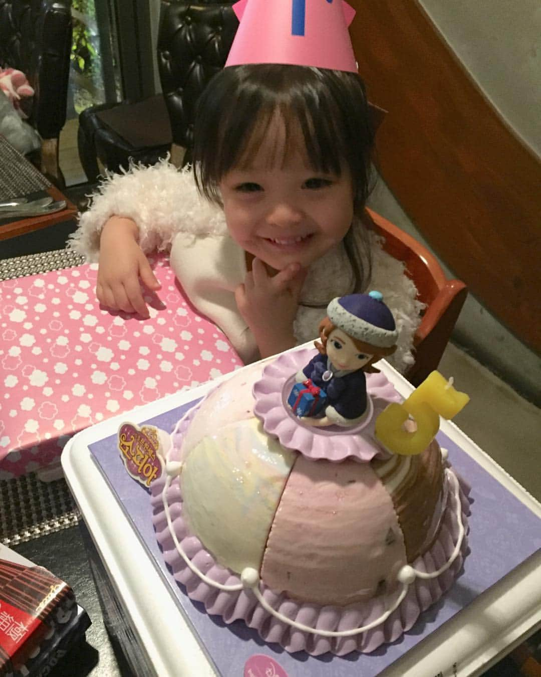 ジェウンさんのインスタグラム写真 - (ジェウンInstagram)「#소피아케이크 재은이 생일을위해 배스킨에서 특별한선물을 해주셨어요..! 아직 출시전인데 배스킨에서 특별히 제작해주신 소피아케이크🎂 우리복덩이, 좋아하는 소피아케익받고 너무 신나셨네요☺️ . . #잰 #재은#생일케이크#아이스크림케익#배스킨라빈스#배라」11月12日 2時23分 - jaen_mom