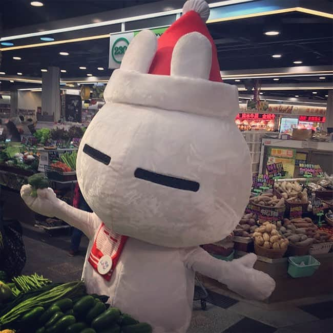 Tuzkiさんのインスタグラム写真 - (TuzkiInstagram)「Tuzki is stocking up on fresh vegetables and fruits! #Tuzki #兔斯基 #兔師奶 #Link #領展 #聖誕好輕Zone #HongKongMallEvent #香港商場活動 #Christmas」11月11日 18時44分 - clubtuzki