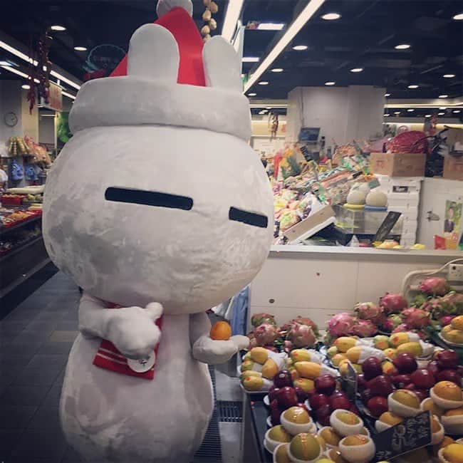 Tuzkiのインスタグラム：「Tuzki is stocking up on fresh vegetables and fruits! #Tuzki #兔斯基 #兔師奶 #Link #領展 #聖誕好輕Zone #HongKongMallEvent #香港商場活動 #Christmas」