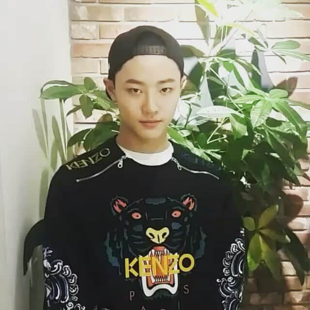 UNIQ（ユニーク）のインスタグラム：「수능 D-1! 유니크가 모든 수험생을 응원합니다~ 화이팅! #UNIQ #SEUNGYOUN」