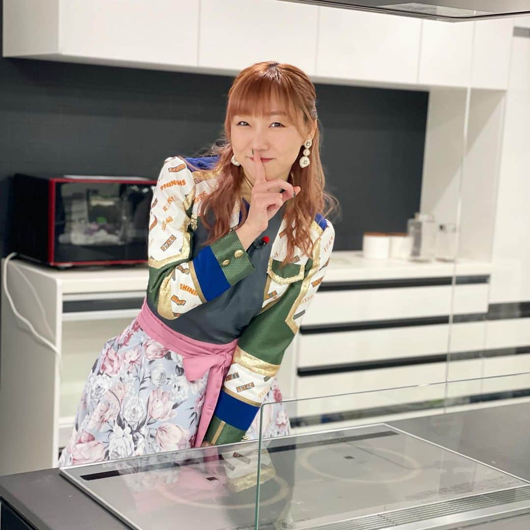 須田亜香里さんのインスタグラム写真 - (須田亜香里Instagram)「新妻風オフショット💘  思いっきりSKE48の 宣材写真の衣装ですが、 お嫁に行けたら理想はこんな感じ(笑) そして料理コーナーって憧れだったからゲスト出演できてとても嬉しかった🥺 #静岡第一テレビ #まるごと #お料理コーナー #キラキラクッキング #つまみ食いショットはまた今度  3月9日(水) 🍳静岡第一テレビ 16:50〜 【まるごと】 先週に引き続いて参戦！ 先週分のレシピ動画は “キラキラクッキング YouTubeチャンネル”にありますのでぜひ💌 アイドルよりアイドルなアナウンサー、しほりん最高でした👼🏻  3月10日(木) 📻須田亜香里×ASUNAL TREASURE アスナル金山 18:30〜公開録音 当日参加でもふらりとお楽しみいただけます☺️  3月11日(金) 🎀舞浜アンフィシアター #nig2022   📻FM AICHI 20:30〜放送 須田亜香里×ASUNAL TREASURE  3月12日(土) 🙊テレビ愛知 18:30〜 #愛知あたりまえ   3月13日(日) ✏️中日新聞コラム連載 #てくてく歩いてく  🍙テレビ大阪 11:30〜 #発見食遺産 @syokuisan_tvo   😤読売テレビ 15:00〜 #もんくもん  🀄️テレビ朝日 & ABEMA 24:55〜 #熱闘mリーグ  🎤テレビ愛知 25:05〜 #未完全tv」3月9日 1時07分 - akarisuda