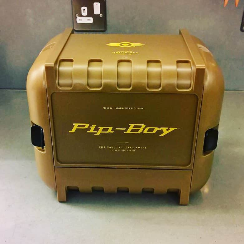 ヘンリー・カヴィルさんのインスタグラム写真 - (ヘンリー・カヴィルInstagram)「Finally got my hands on Fallout 4! Who needs sleep anyway...#fallout4 #pipboy」11月12日 4時26分 - henrycavill