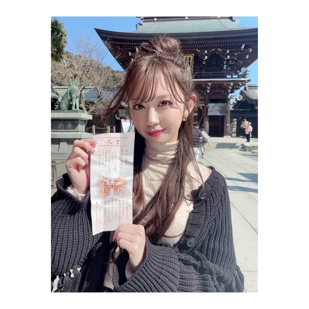 新木さくらさんのインスタグラム写真 - (新木さくらInstagram)「宮地嶽神社行ったよ⛩ お決まりの松ケ枝もち🤍🤍  #宮地嶽神社 #福津」3月2日 19時56分 - araki_sakura14