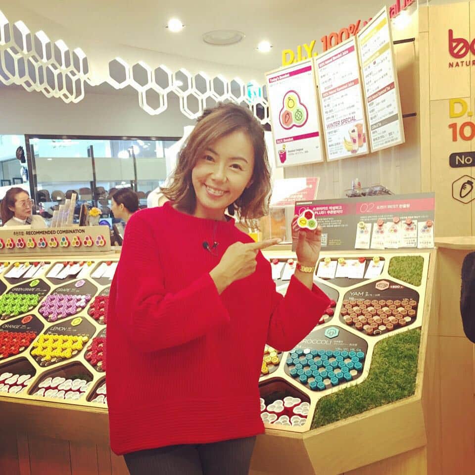 田中律子さんのインスタグラム写真 - (田中律子Instagram)「韓国のフレッシュジュースbeesket。 フルーツと野菜を３種類自分でチョイスしてジュースを作ってもらいます💕私は、マンゴー、キウイ、ドラゴンフルーツのスムージー。  #韓国ロケ #beesket #フレッシュジュース」11月12日 9時44分 - ri2kotanaka