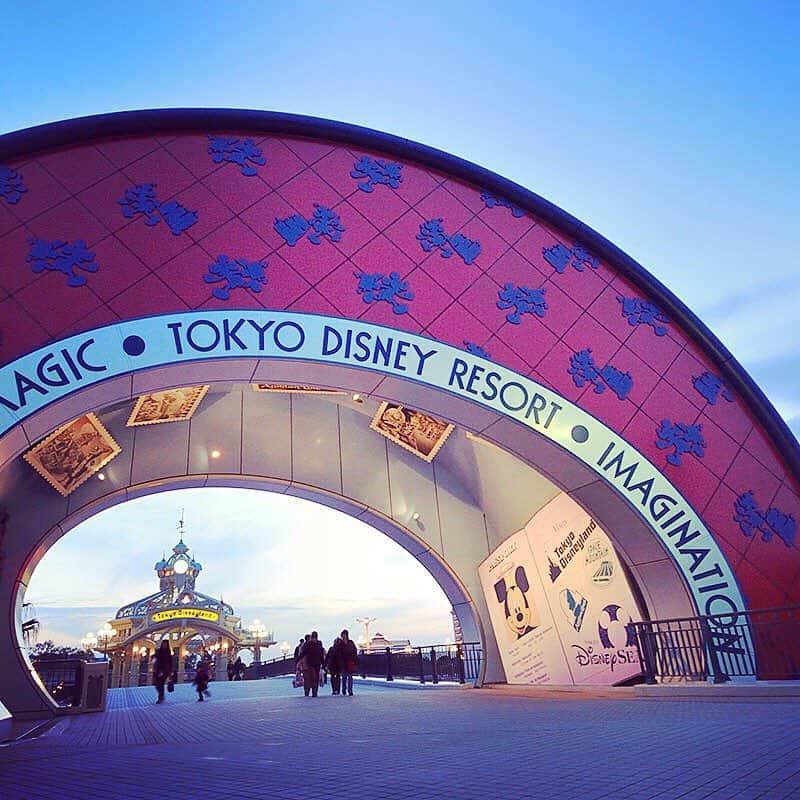 のインスタグラム：「Gateway to magic. 帽子ケースのトンネルを抜けると～？？ #bonvoyage #tokyodisneyland #tokyodisneyresort #トンネル #帽子ケース #ボンヴォヤージュ #東京ディズニーランド #東京ディズニーリゾート」