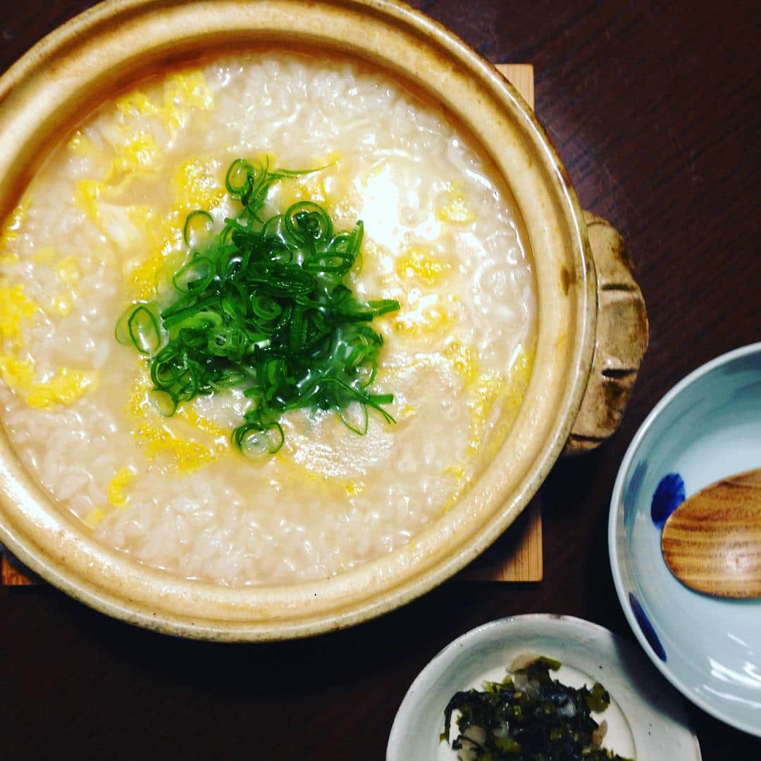 志摩有子さんのインスタグラム写真 - (志摩有子Instagram)「今夜も遅い帰宅。京都取材のお土産でもらったスッポンのスープで黄金色の雑炊。米粒ひとつずつに旨みが染み込んで、まだ本調子ではない胃腸にじんわり染みる。合いの手は刻みすぐき。 #すっぽん #スープ #大市 #養素 #京都土産 #雑炊 #お餅入り #土鍋 #滋養めし #ありがたやー」10月19日 22時17分 - ariko418
