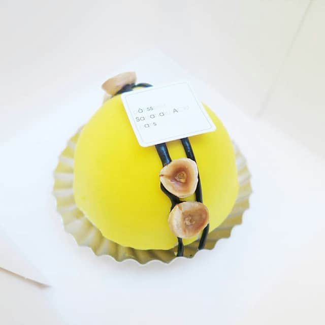 Pâtisserie Sadaharu AOKI Parisのインスタグラム：「Dôme citron/praline 🍋  One of my fav @sadaharuaoki ~ Parfait ♡  #sadaharuaoki  Repost from @lilouand. Thank you 👌」