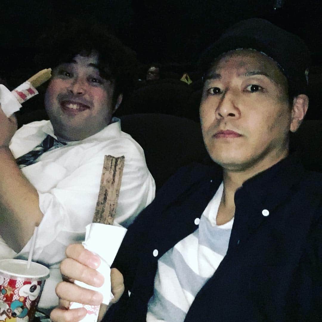 長田庄平のインスタグラム：「後輩と映画観てきた #ジョン・ウイック #キアヌ・リーブス #バリカッコよかった #デブ #圧迫感 #湿気ってる #ホルダーのジュース取る時腹にあたる #ヒューヒュー言ってる #ジョンウイックみたいに綺麗に殺したい #リリアン溝口というやつ」