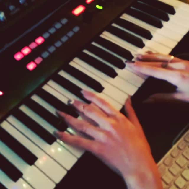 ターラのインスタグラム：「Happy 808 day ...Subs & nails 🐺🐺🐺」