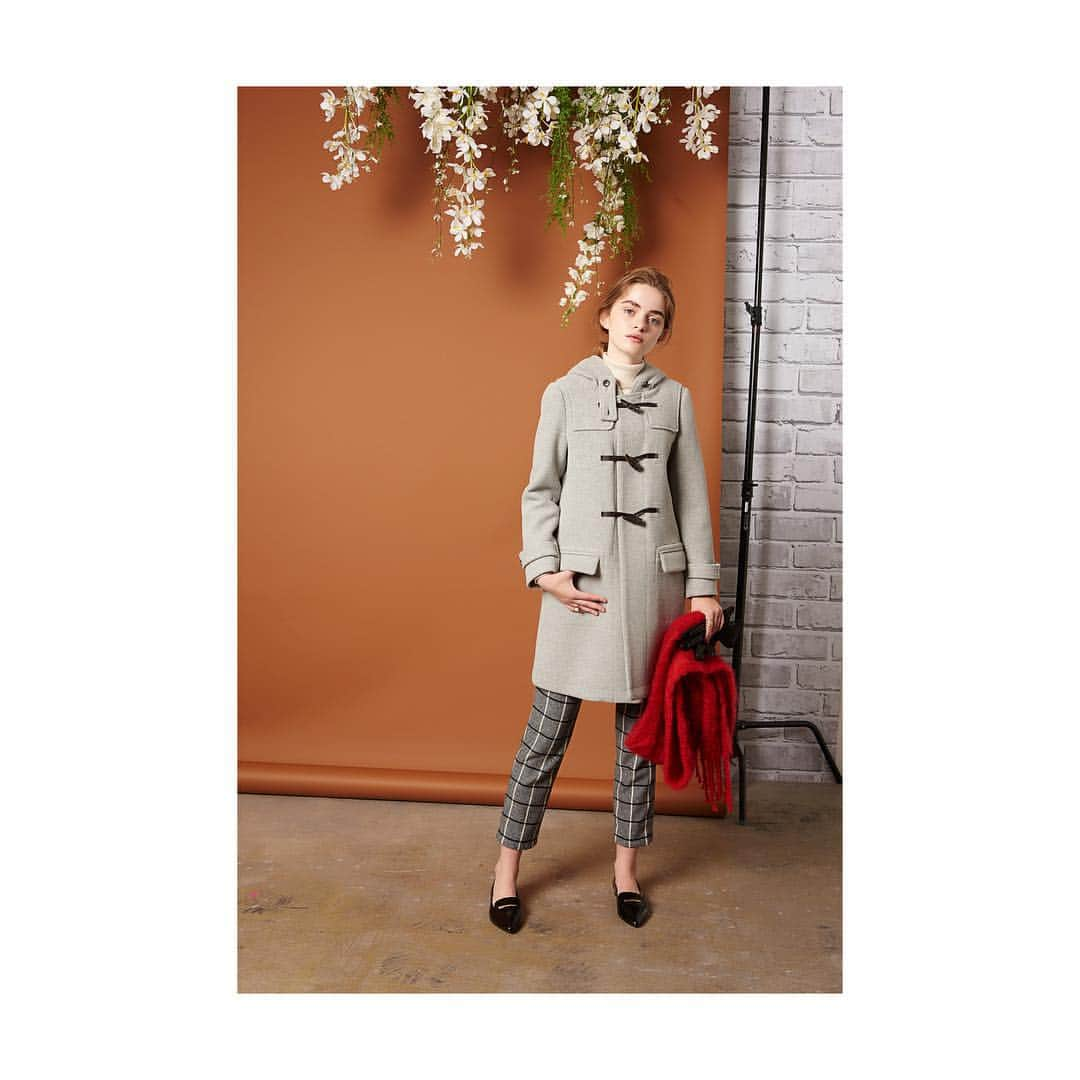 ボルニーのインスタグラム：「New Coat Collection The long duffle coat [color: white, light gray, khaki]  #borny#2015aw#autumn#winter#new#newin#collection#fashion#coat#longcoat#dufflecoat#import#select#balmuir#boerio#hanniballaguna#runwaychannel」