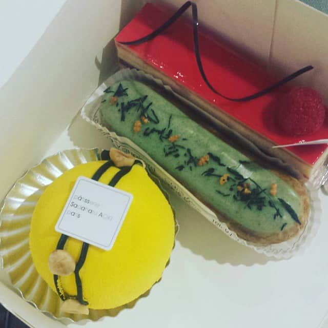 Pâtisserie Sadaharu AOKI Parisのインスタグラム：「Wow 😻 thank you.  From @yummy.cecilouh -  Tea time at Sadaharu Aoki in Paris 😄 I had a raspberry and white chocolate pastry, a genmaicha éclair, and a lemon-praliné dessert ! (Sorry,  can't remember the name haha)  #sadaharuaokiparis#sadaharuaoki#japanesepastry#asianstyle#asianfusion#pastries#pastry#bakery#matcha#yuzu#chocolate#raspberry#genmaicha#thevert#lemon#praline#hazelnut#macarons」