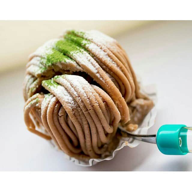 Pâtisserie Sadaharu AOKI Parisさんのインスタグラム写真 - (Pâtisserie Sadaharu AOKI ParisInstagram)「Thank you ❗💗💗 Repost from @ekfairy -  Today’s dessert 🍰 Mont blanc mâtcha azuki from @sadaharuaoki Patisserie Sadaharu Aoki Paris. For beautifully made, delicate and delicious morsels of flavour, you can't go past Sadaharu Aoki’s counter. Delightfully wrapped in chestnut puree 🌰 that simultaneously intense and light, so creamy and yet so textured. And the inside, perfectly balanced crème chantilly, crème de marrons, meringue and azuki beans #sosogood 😋 季節限定商品のモンブランマッチャアズキ 、抹茶と小豆の和テイストモンブラン。どっしり感たっぷりのモンブランは、甘さも控えめ栗の味もしっかりとしていて、食べ応えも抜群 ‼」10月23日 9時32分 - sadaharuaoki
