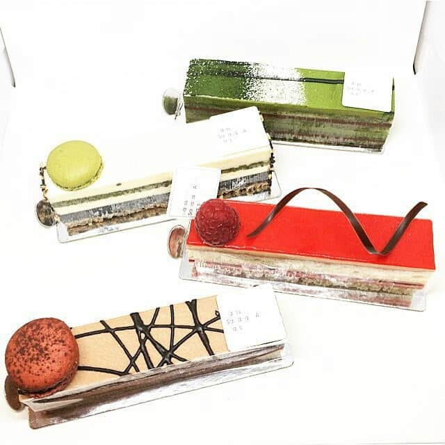 Pâtisserie Sadaharu AOKI Parisのインスタグラム：「Great post from @dianehealthyjourney -  Sunday treat 😍 Delicious French pastries made by a Japanese chef from @sadaharuaoki 😋 From top to bottom : Bamboo (matcha tea), Zen (sesame and white choco), Ginza (raspberry) and Chocolate/praline ❤️😱 Such a beautiful and delicious discovery 😋 #fitfam #treat #healthy #sadaharuaoki #treatyoself #sweettooth #veganfood #sugar #paris #cleaneats #ed #plantbased #sweet #delicious #beautiful #fitfrenchies #vegetarian #yum #yummy #regimeuse #deliciousfood #vegansofig #regimeusemotivee #vegetarien #lovefood #foodie #weekend #sunday」